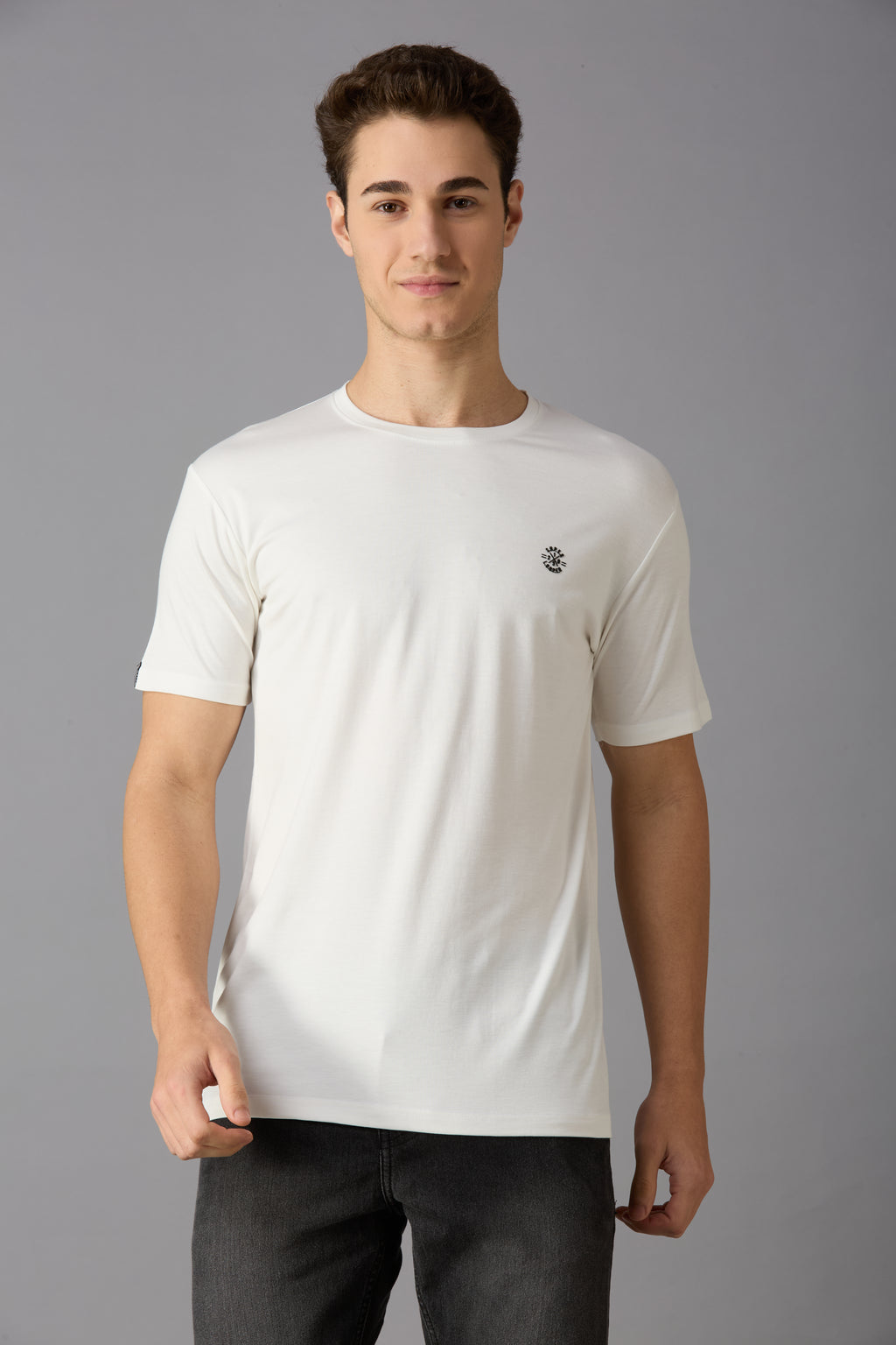 Round neck t-shirt with chest logo print