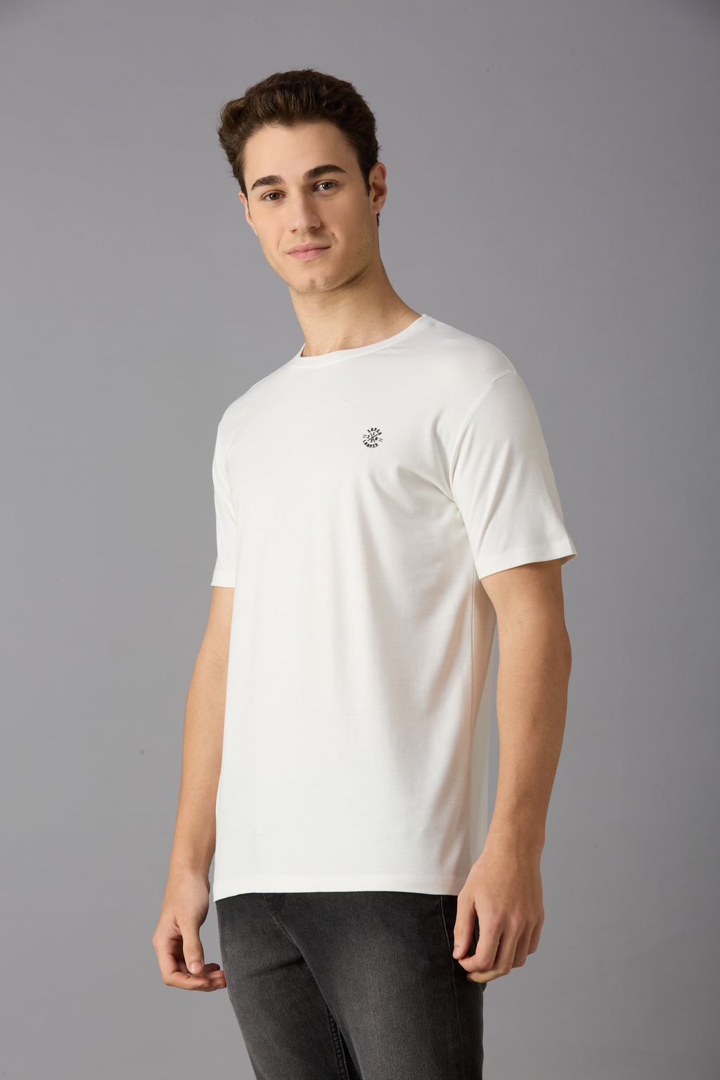 Round neck t-shirt with chest logo print