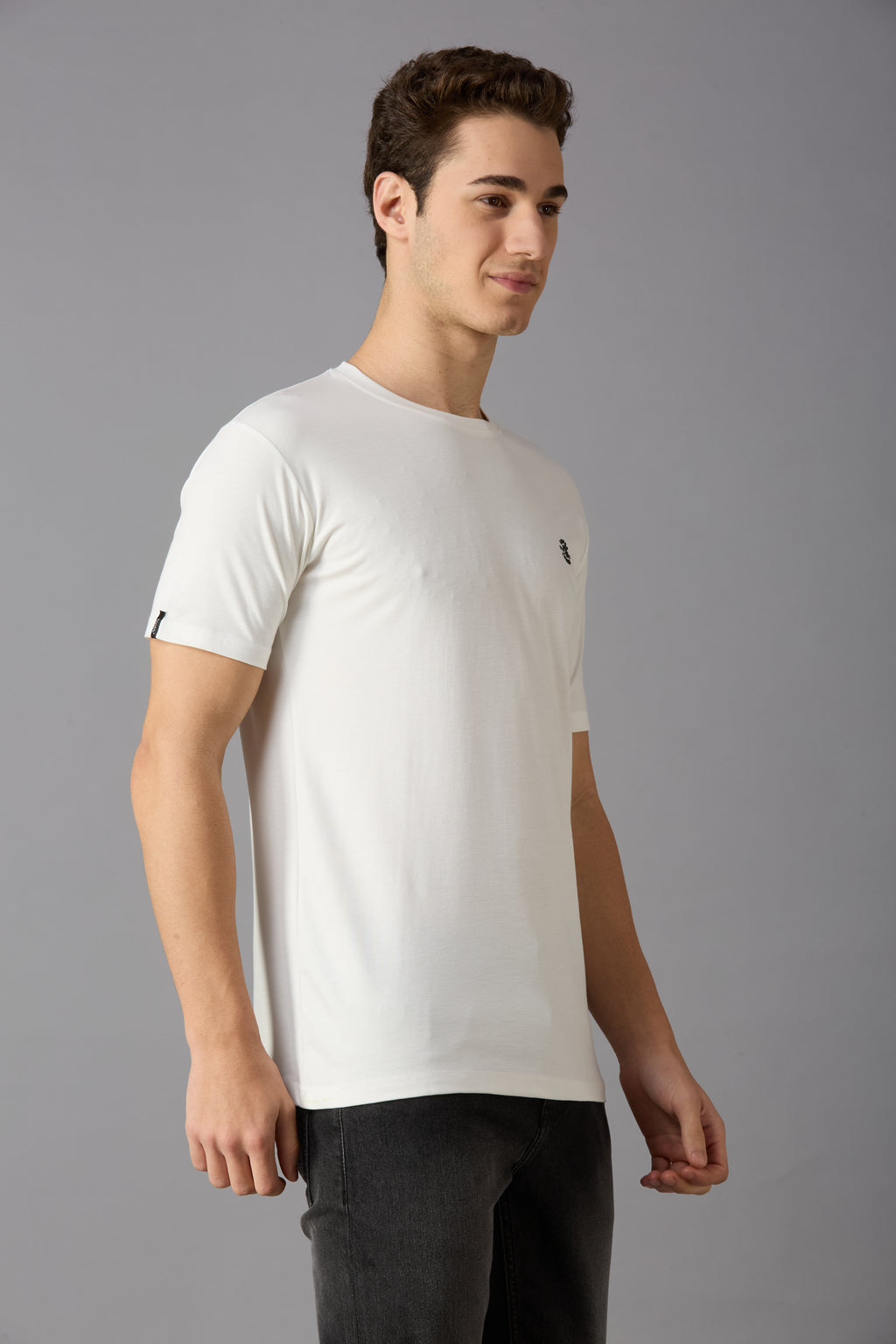Round neck t-shirt with chest logo print