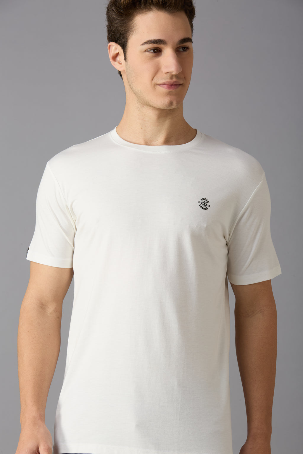 Round neck t-shirt with chest logo print