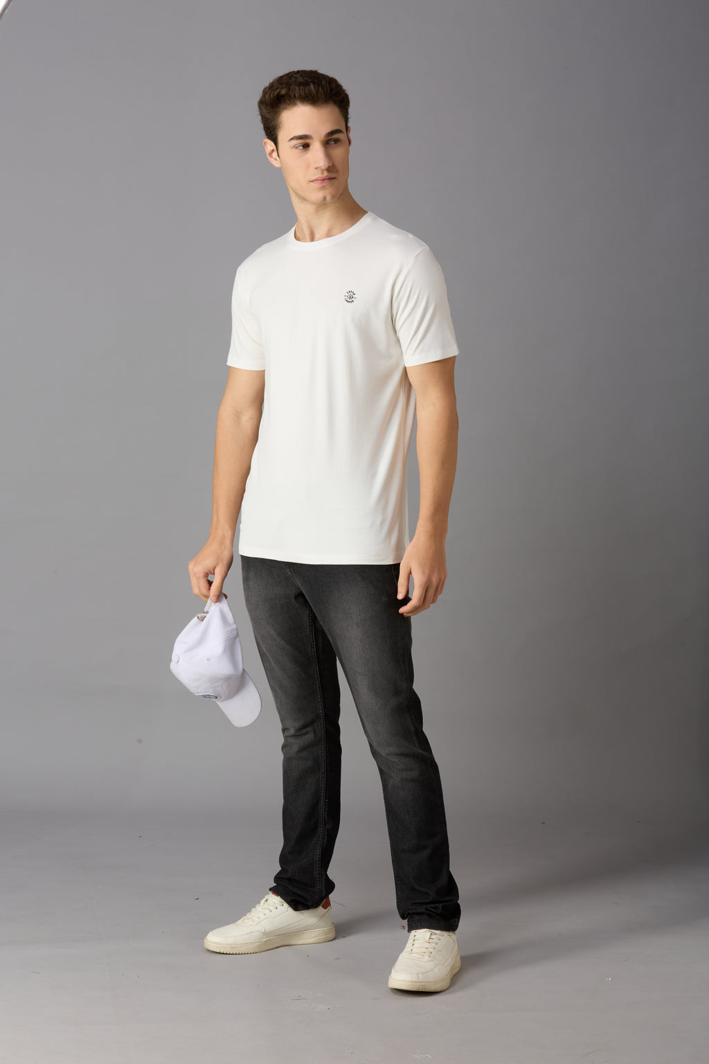 Round neck t-shirt with chest logo print